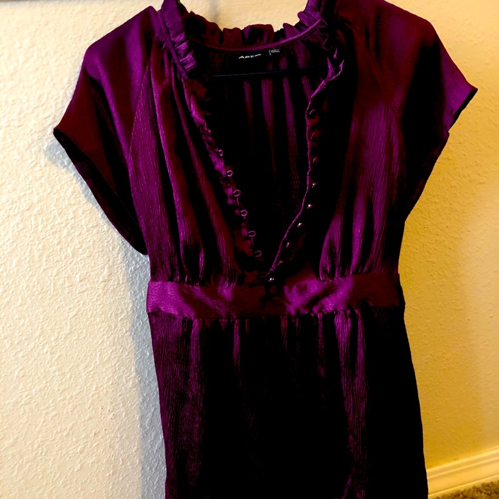 Apt. 9 Shiny wine colored tie in back blouse L👚